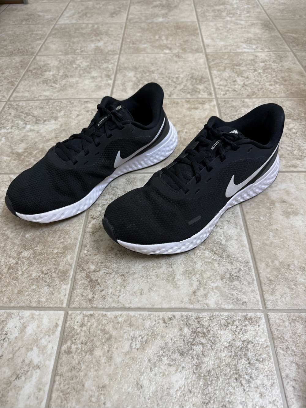 Nike Black Running Sneakers with Subtle White Tag